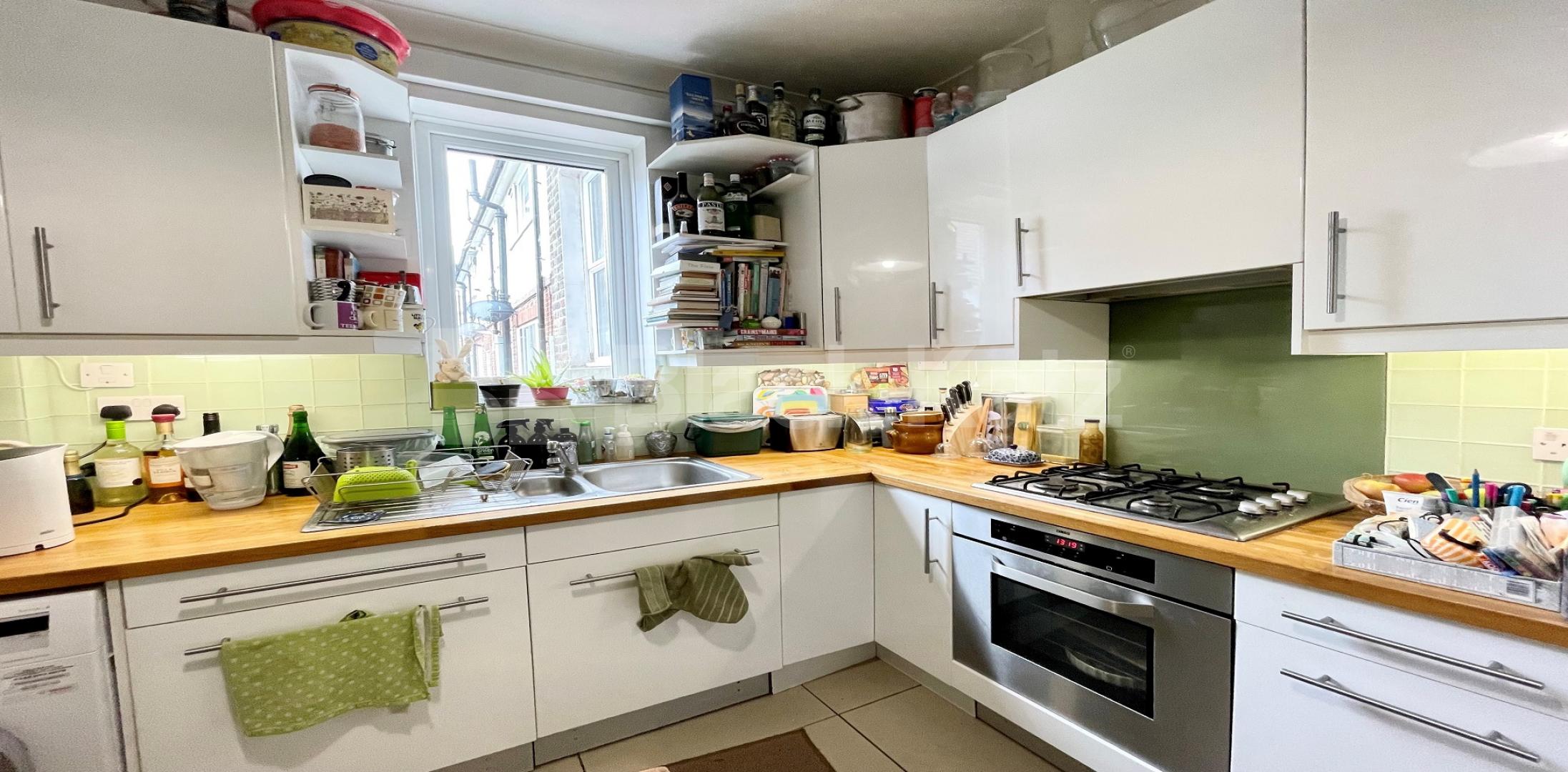 Offering approximately 710 Sq. Ft. of living and entertaining space Ashurst Gardens, Brixton Hill